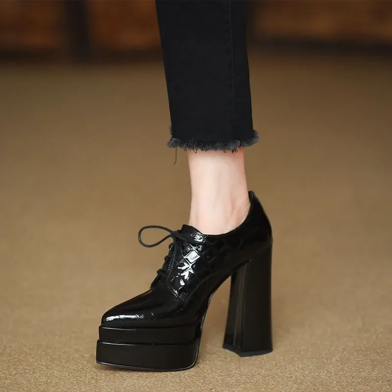 Patent Leather Pump - Dedo do pé apontado com tiras