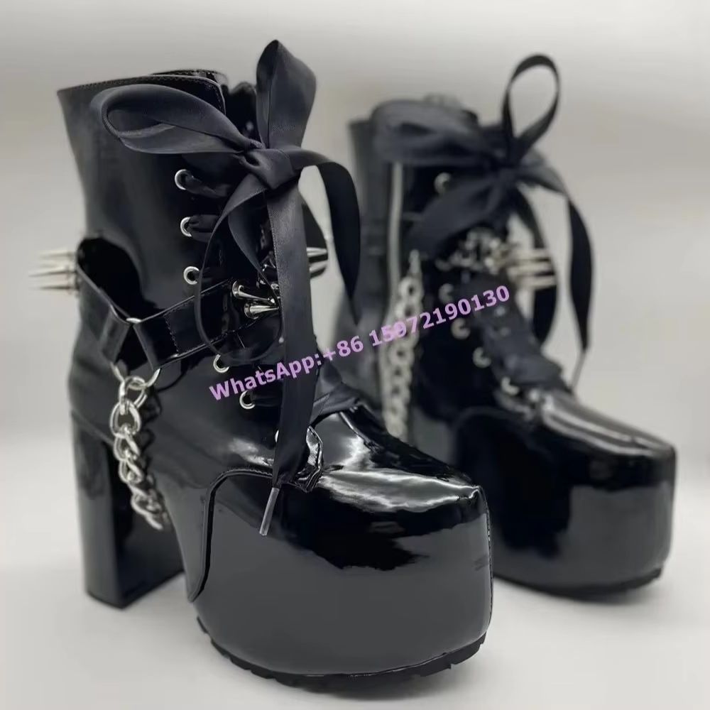 Ribbon Tie Heel - Botas Pretas com Cadarço e Rebites,