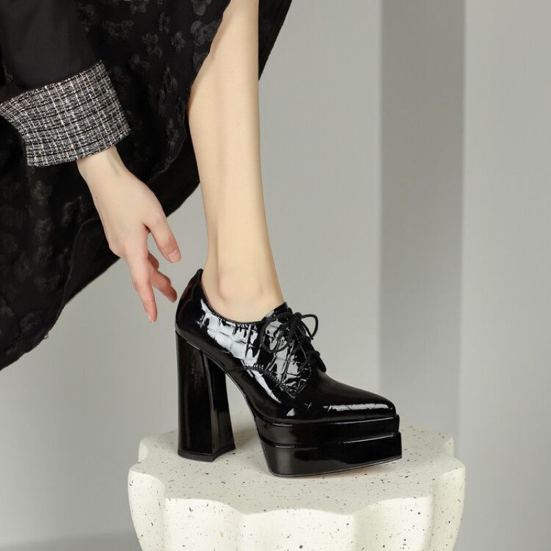 Dedo do pé apontado com tiras  - Patent Leather Pump avaliação e preço