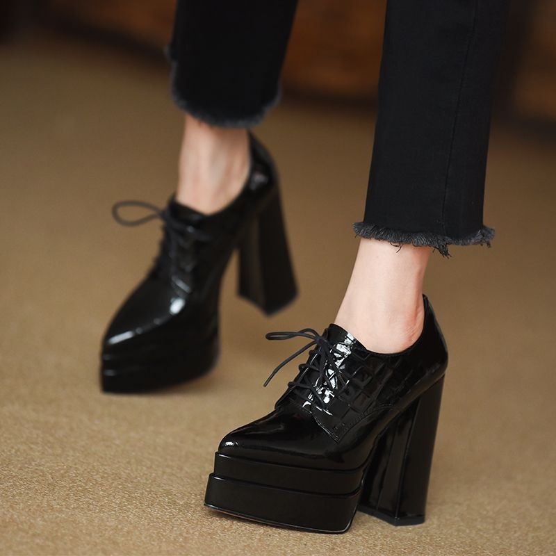 Dedo do pé apontado com tiras  - Patent Leather Pump avaliação e preço